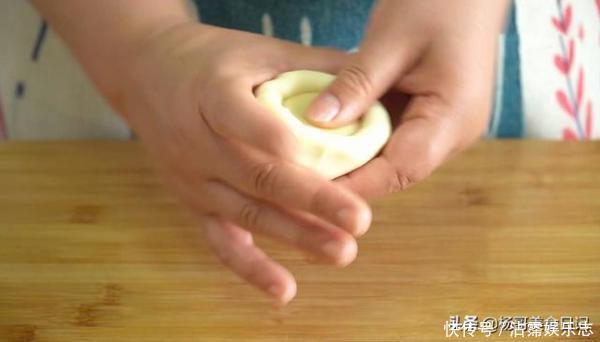  玉米油|想吃葱香烧饼不用买，教你在家自己做，外酥里软，咬一口直掉渣