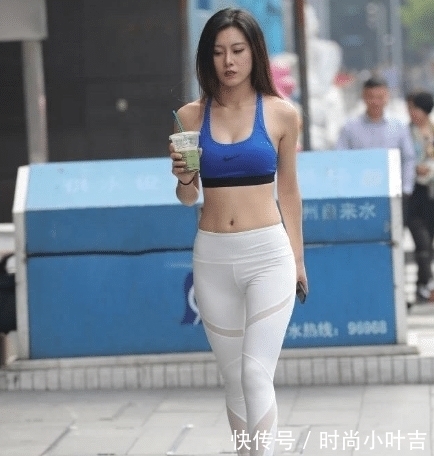 上衣|蓝色上衣搭配白色运动裤,阳光时尚,运动风十足