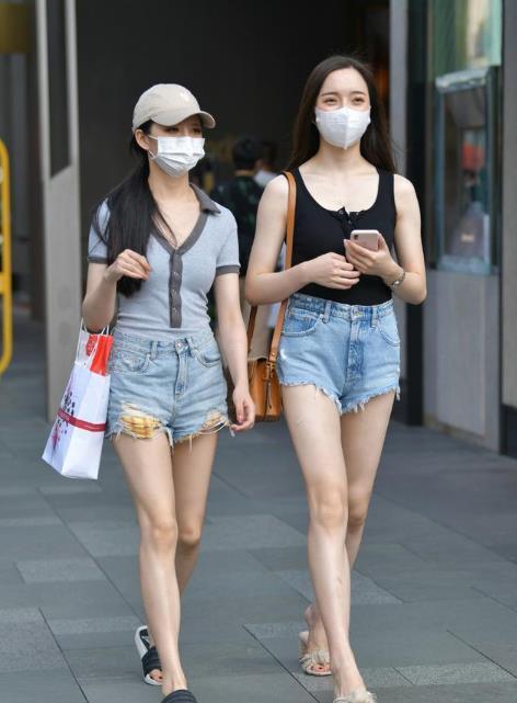 衣品|衣品不够好？穿牛仔短裤就行了，搭配黑色背心利落又靓丽