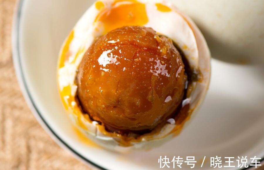 腌咸鸭蛋有窍门:只需2种辅料,10天就熟,蛋黄流油起沙,超级香