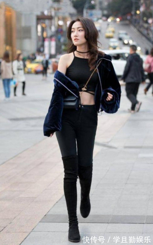 小蛮腰 美女一身黑色系搭配,尽显神秘的美感,散发成熟女性的魅力