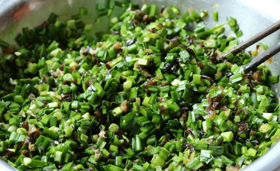 调韭菜馅，记住“先油后盐”，掌握3技巧，翠绿不出水，鲜香十足