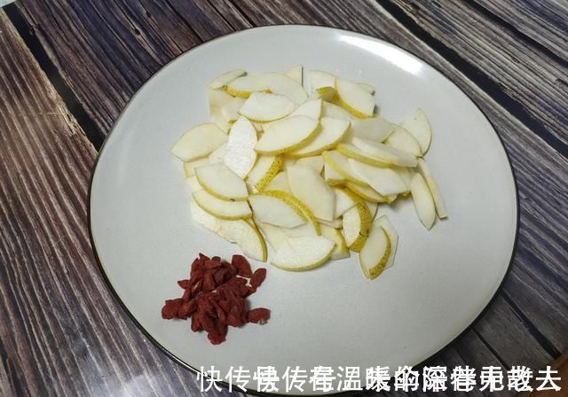 煮银耳汤，凉水下锅还是热水下锅不少人搞错了，难怪银耳不出胶