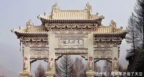 山西有座千年古寺，许多人远道而来，就为在一块大石头上躺一躺