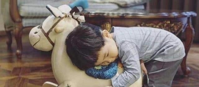 小丽|宝爸给儿子买了个玩具,每次拿出来孩子都哭,宝妈知道原因后笑喷