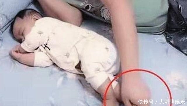 “慌张爸爸”火了，醒来后摸孩子脚丫、探鼻息，网友调侃：还活着