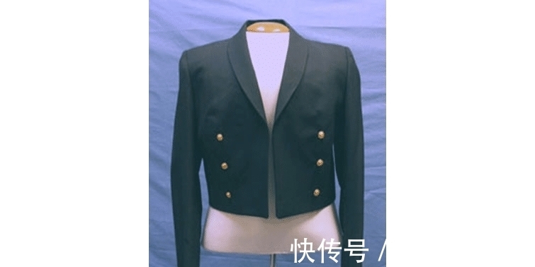 美国海军|美海军女军官的正装礼服，2种胸罩要写名字，可戴耳钉，高跟鞋配丝袜