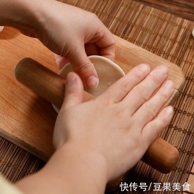 冰花生煎家庭版的做法来啦，一看就会，好吃又美味