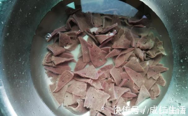 猪肝只用水洗相当于吃毒素，教您一招，猪肝洗得干净，吃着放心
