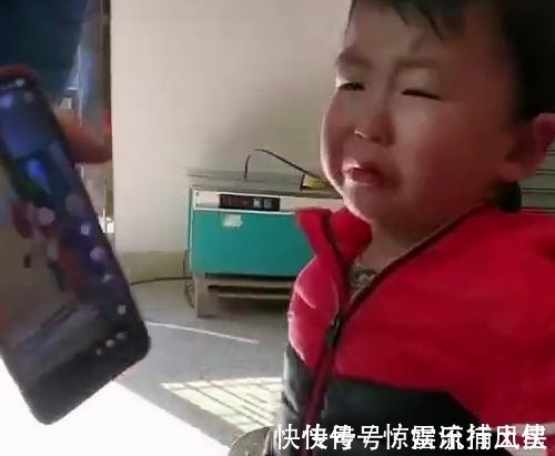 殴打|孩子看到奥特曼被打会怎么办两个孩子反应截然相反,网友神评论