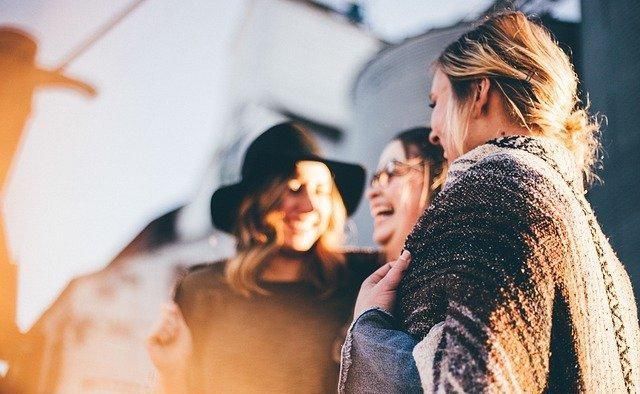 老同学|早生孩子和晚生孩子有什么不同呢?老同学聚会,答案:全在脸上了