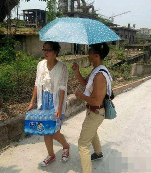 |搞笑图片幽默段子笑话大爷你这身打扮可真清凉啊,很有意思哦