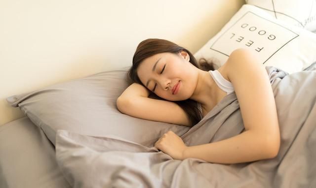 排便|早上起床后,别着急喝水排便,先做好这3件事,才是真正的养生