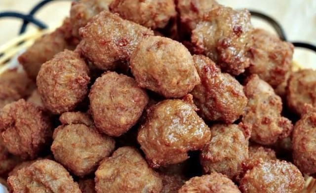 炸肉丸子时,有人用淀粉,用人用面粉,教你正确做法,太香了