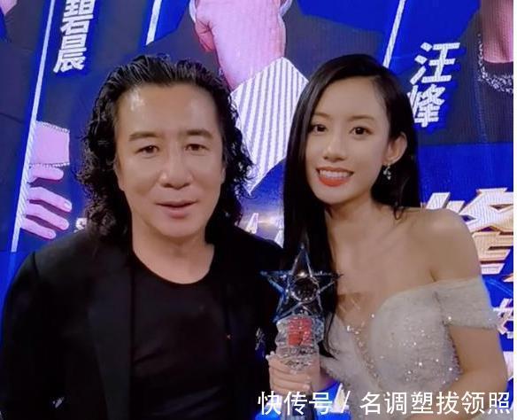 《好声音》伍珂玥的父亲不简单，既是老板又是画家，难怪她能夺冠