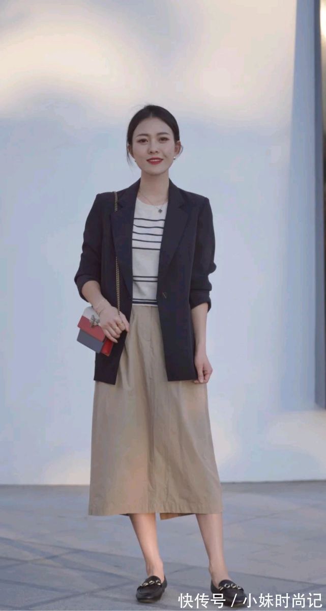 波点|成熟女人的早秋穿搭如何搭配?可以选择简约款,呈现出优雅大方
