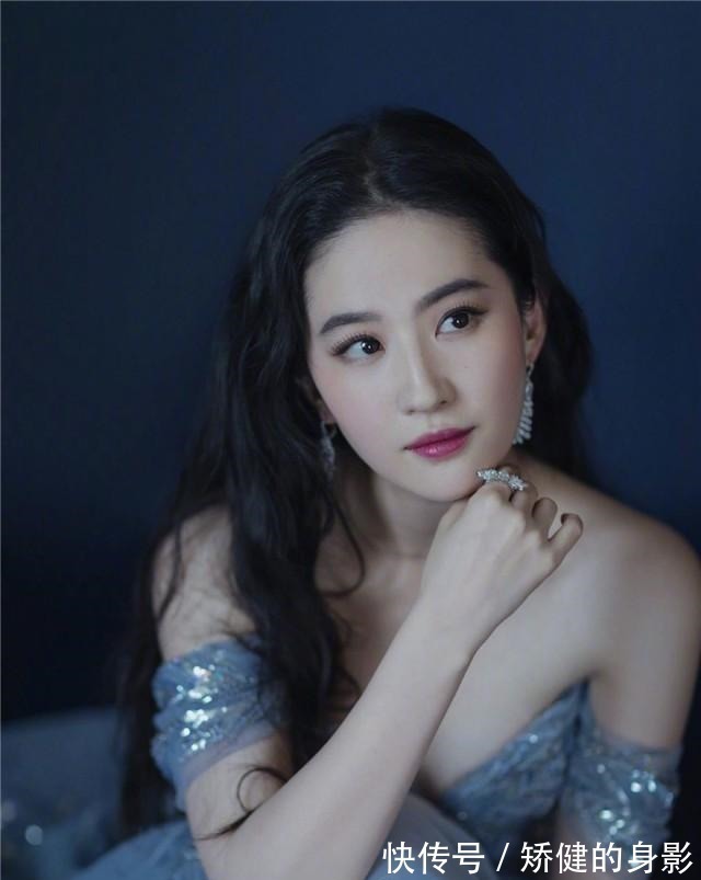 卷发 奔四的女人尽量别留短发，很土！推荐这5款发型，太减龄！