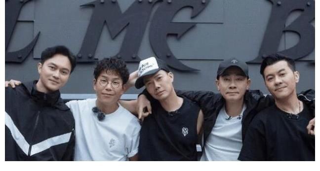 裴文|大湾区五人组新综开录!网友晒哥哥手写试营业邀请函、排练照