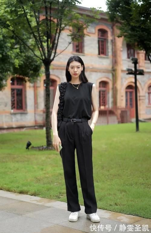 路人|路人街拍，魅力十足的V领设计，很是惊艳
