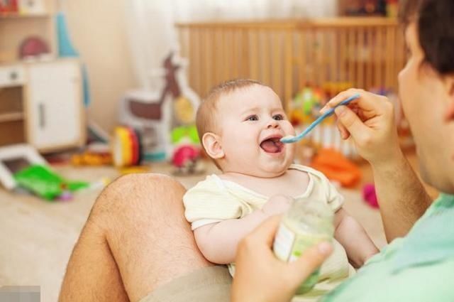 妈妈们|为帮助孩子断奶,宝妈躲了8天,回家后却遭到孩子“冷眼相待”