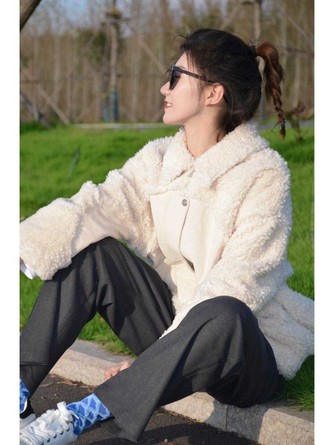 减龄 冬天造型不全是沉闷的!学会“上浅下深”的穿法,明艳又减龄