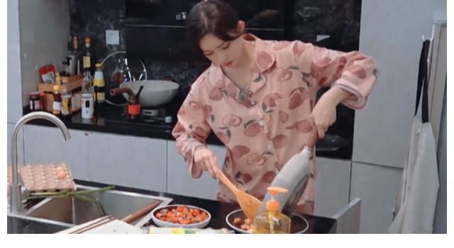 孟姐|杨迪去宋妍霏家做客：头次见面，待人之道从一顿饭就可以看出来