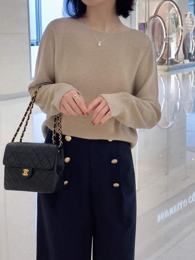 时尚博主|秋冬怎么穿才有气质?红色毛衣+黑色半身裙,知性又优雅