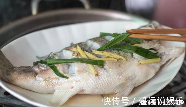 清蒸鱼|做清蒸鲈鱼，牢记“4放2不放”，鱼肉又鲜又嫩，没有腥味，好吃