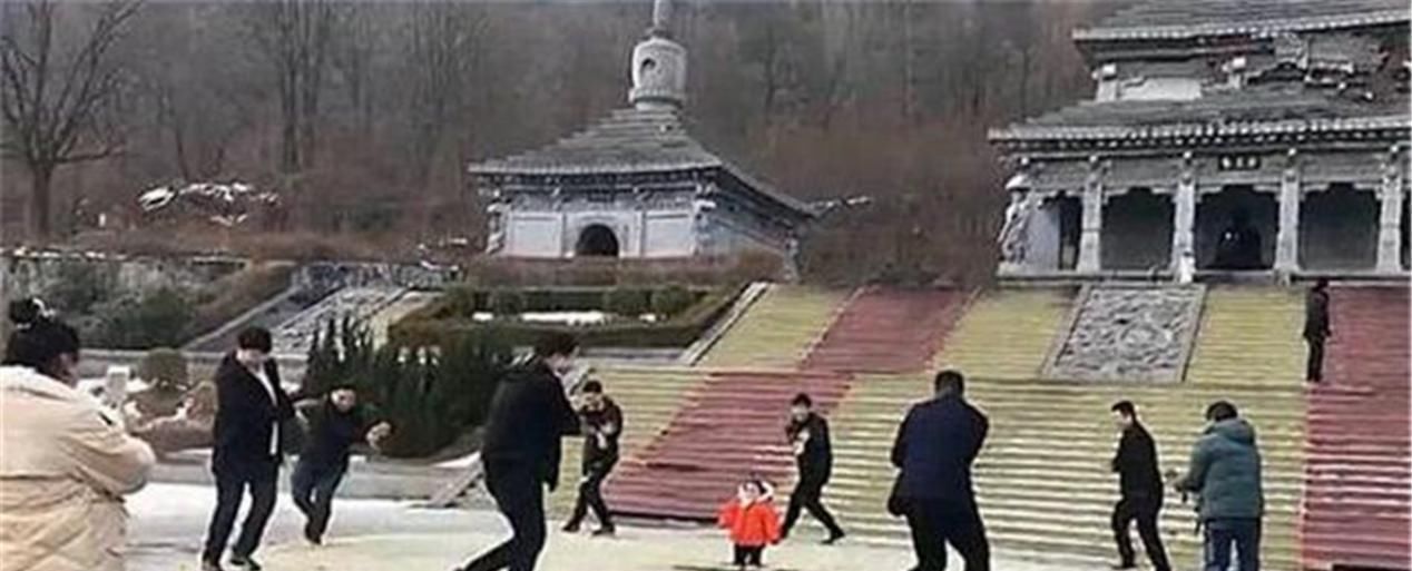 壮观|8个舅舅“独宠”一个小外甥女，回姥姥家场面太壮观，网友：羡慕