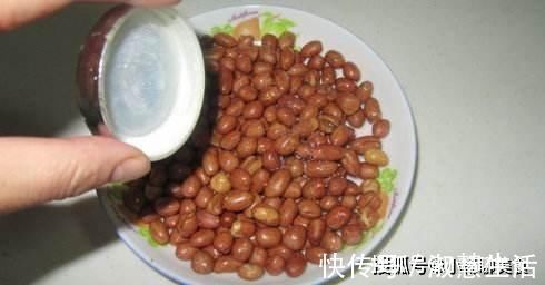 炸花生米时,出锅后别只傻傻的放盐,多加“这一样”,美味翻倍