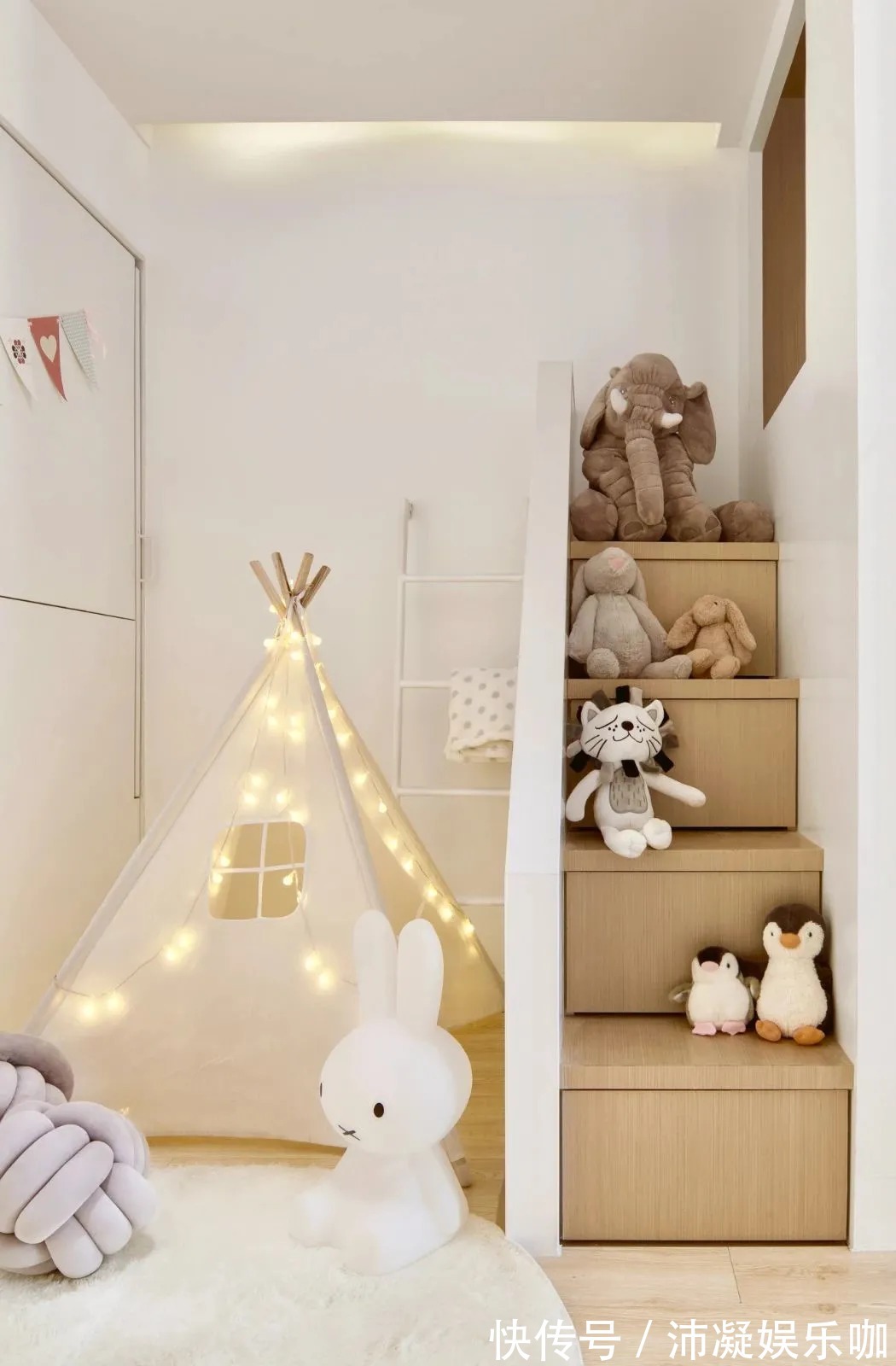 收纳|60㎡简约风小户型,客厅藏张床打开秒变3居室,太机智了!