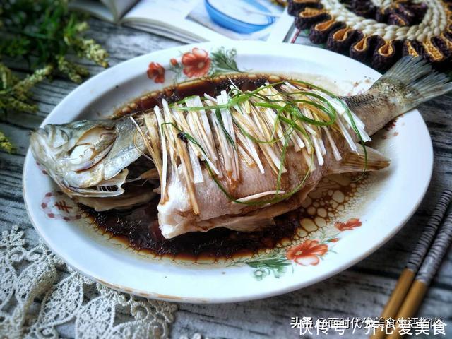 清蒸鲈鱼!冷水上锅蒸还是热水蒸,很多人搞错了,鱼肉不鲜有腥味