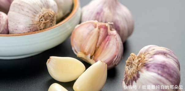 吃不完的大蒜,不要再放冰箱了,教你一招保存技巧,不干瘪不发芽