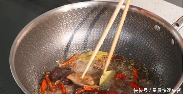 羊蝎子怎么做最经济,看看这个火锅底就全知道了,简单迅捷易上手
