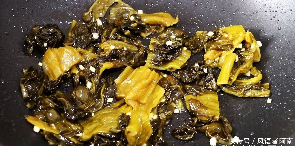 酸菜|用酸菜煮鸭血,鸭血煮的时间越长越好吃,一点不腥,鲜香嫩滑