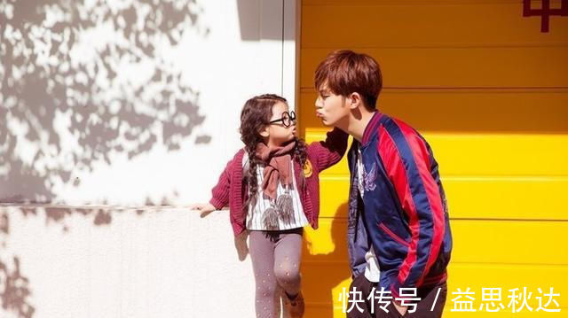 文文|双胞胎一个跟爸妈住一个跟奶奶,两年后身高差异明显,原因简单