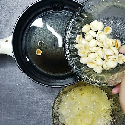  银耳莲子雪梨羹