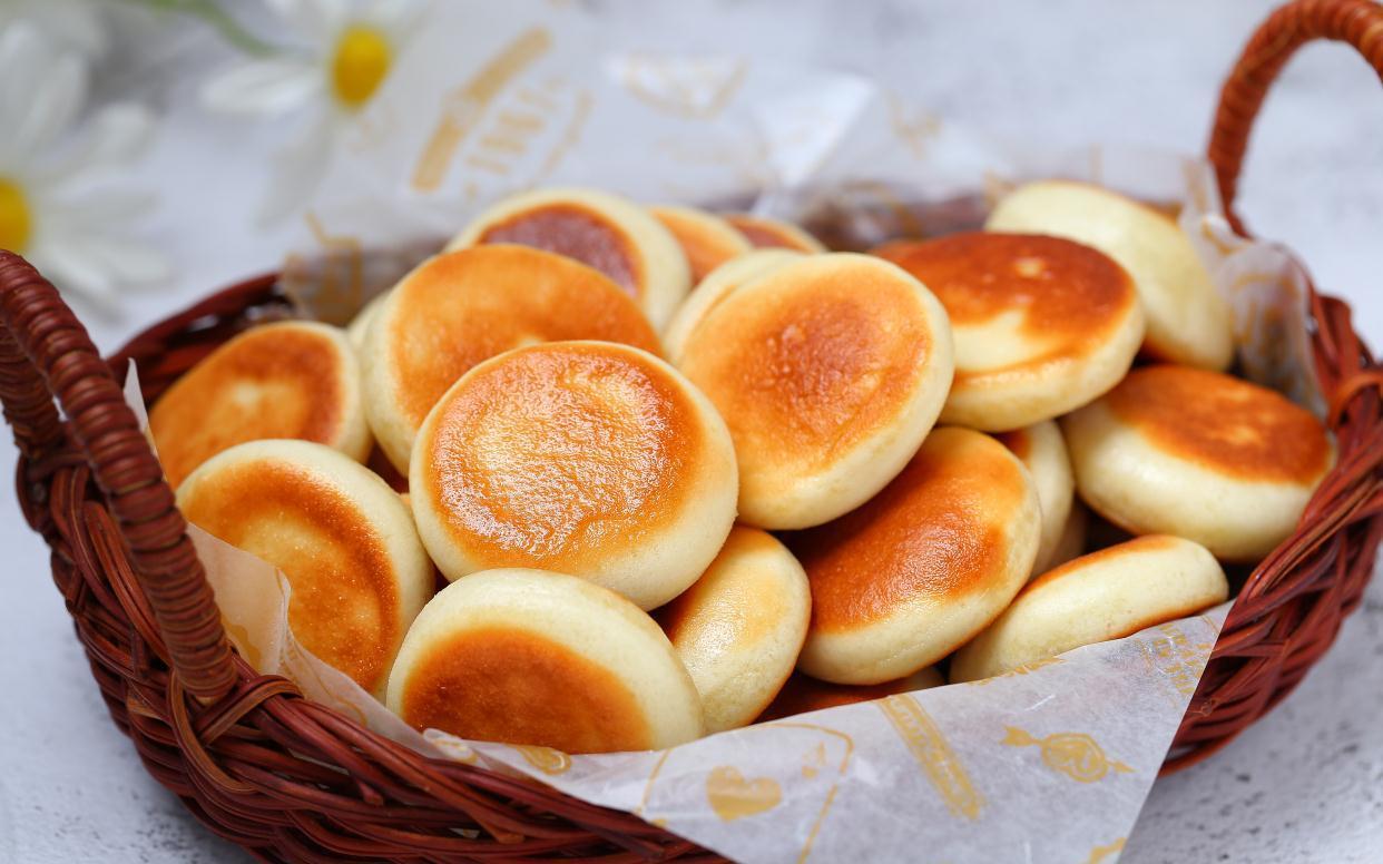 只需一次发酵的早餐小饼，奶香浓郁倍儿暄软，大人孩子都爱吃！