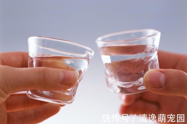 健康|每天坚持喝2两白酒的人和滴酒不沾的人,哪个更健康长寿?