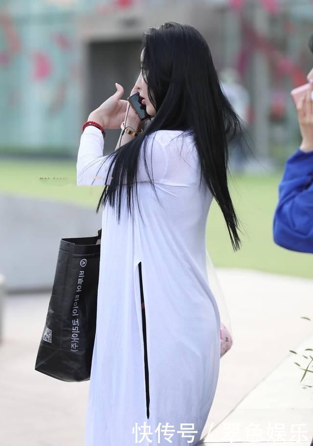 黑色|街拍小姐姐黑色包臀裙尽显成熟知性,一白遮三丑,笑起来有味道