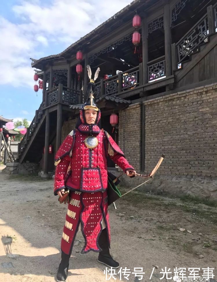 满洲的铠甲为何外边看不到甲片?