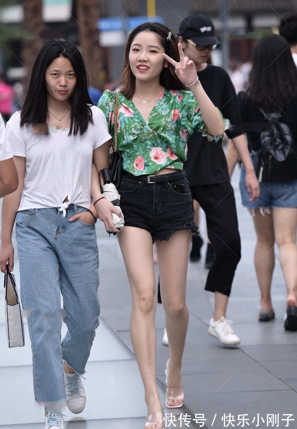 玄色|气质这一块拿捏的稳稳的，腿长真的就很任性随意穿，我喜欢的类型