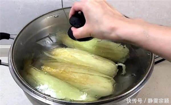 煮玉米不要清水下锅,多加2样东西,玉米更加香甜软糯,快学学