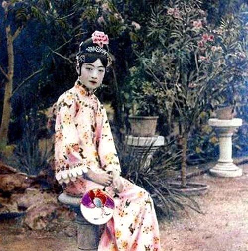 皇后|末代皇后婉容罕见照：第1张端庄大气，第4张是她唯一一次穿朝服