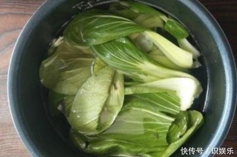 柠檬水|不管炒什么青菜,直接下锅炒就错了!学会这2点,青菜脆嫩不发黑