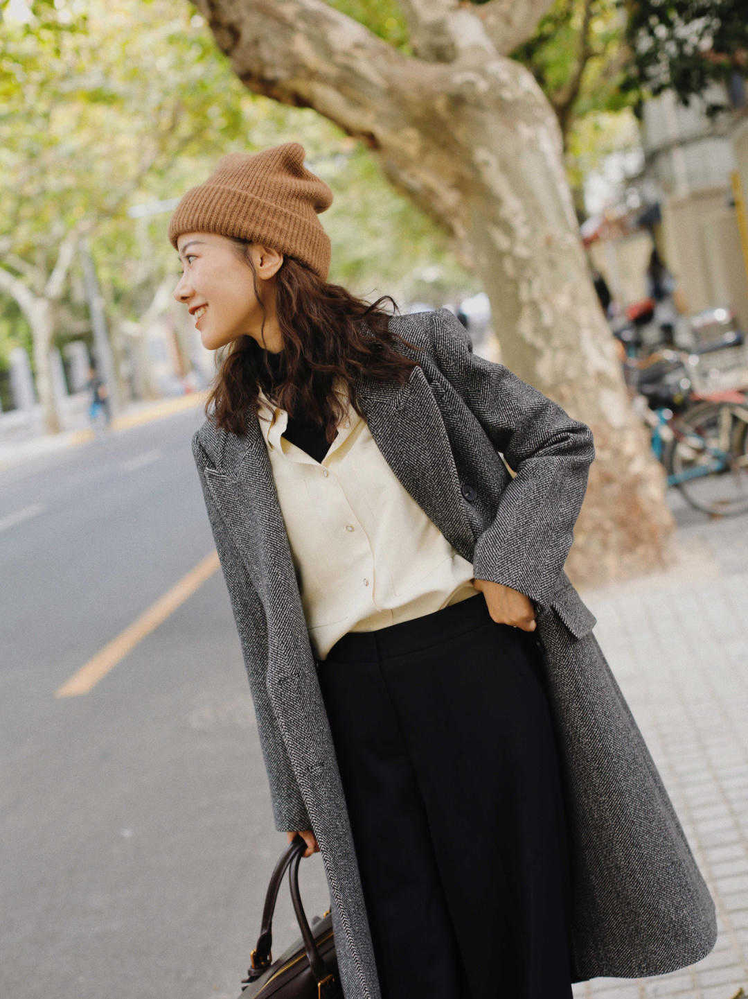 格子 秋冬季节“大衣”怎么穿?搭配针织衫和半身裙优雅大气,高级时髦