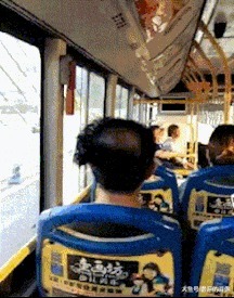 |搞笑GIF: 你们可要为我作证 是那个妹子自己撞过来的