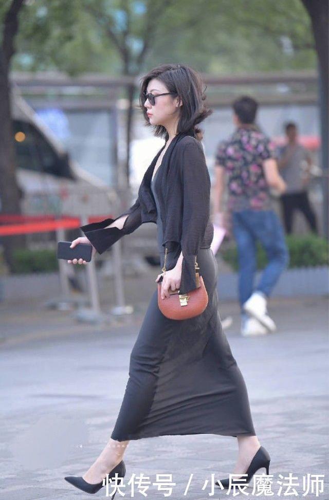 吊带 美女穿搭:吊带连衣裙外加黑色薄纱外套,气质出众,笑容迷人