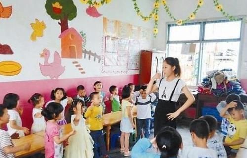 师生日|幼儿园老师“结婚典礼”火了，孩子们列队送亲，比豪车队列还气派