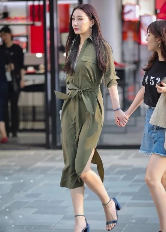 街拍:身材不错的小姐姐,披肩的长发,尽显女性魅力